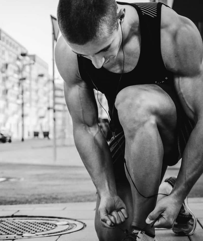 runner tying shoe